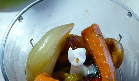 1. Этап. Гусь на луковой подушке: После этого сделайте соус. В блендер поместите половинку лука, 1 морковь, перец, 2 кураги и чернослива, а также несколько изюминок. Всё измельчите.