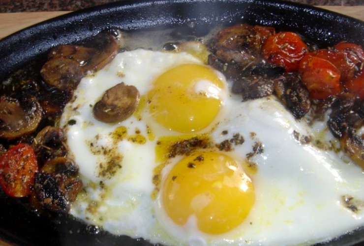 1. Этап. Яичница с шампиньонами и помидорами: Я люблю, когда желток в яичнице жидкий, поэтому, как только белок застынет, я посыпаю яйца солью и молотым перцем, перекладываю к яичнице обжаренные грибы и помидора и подаю блюдо к столу. Приятного всем аппетита!
