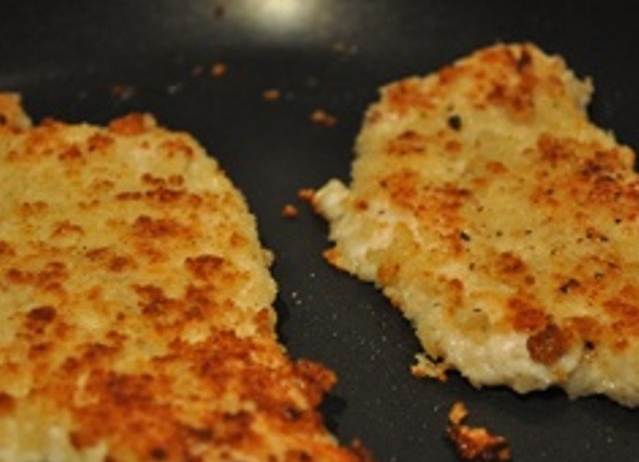 1. Этап. Свинина в сырном кляре: Затем кусочки по очереди опускайте в кляр, а потом снова в сухари. Обжарьте мясо с двух сторон на разогретой сковороде до золотистой корочки.