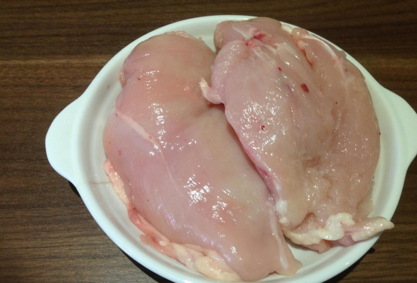 1. Этап. Фрикадельки под соусом в духовке: 1. Куриную грудку хорошо мою и вытираю салфетками, срезаю хрящики.
