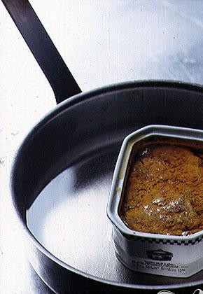 1. Этап. Фуа-гра: 3. Разогреть духовку до 95 градусов. Достать печень из маринада и выложить в форму или горшок, оставив немного пространства сверху. Поместить форму в глубокую сковороду, заполненную горячей водой. Готовить в духовке, пока температура внутри фуа-гра не достигнет 46 градусов по мясному термометру, около 30 минут. Слить жир и отложить в сторону. Этот жир является очень ценным для сохранения вкусовых свойств паштета. Охладить паштет.