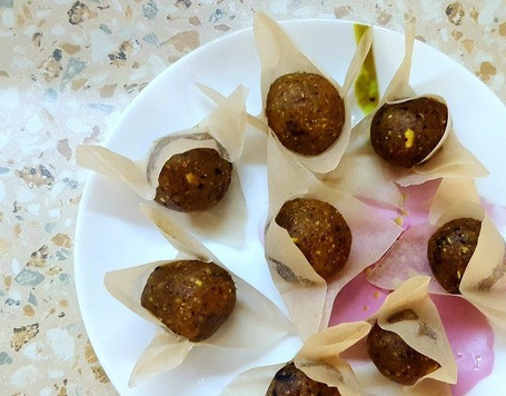 1. Этап. Полезные конфеты: Нарезать бумагу для выпечки квадратами. Положить конфеты в фантики. Приятного аппетита.