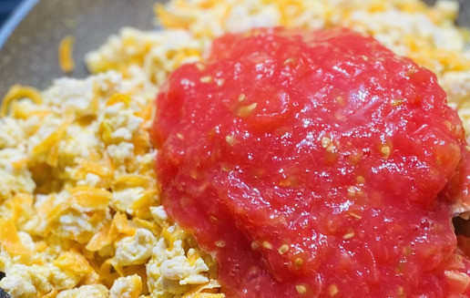 1. Этап. Кабачковая лазанья с фаршем и соусом бешамель: Фарш хорошо размять ложкой или деревянной лопаткой чтобы не было комков, хорошо обжарить со всех сторон, перемешивая в течении 7 -10 минут, добавить соль, перец и чеснок мелко нарезанный, томаты, перемешать