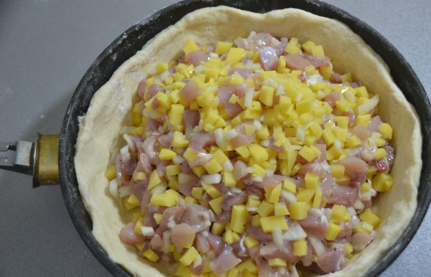 1. Этап. Чувашская хупла: Выложите начинку, края теста должны быть выше начинки.