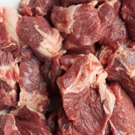 1. Этап. Гуляш из говядины: 3. Промойте и нарежьте говядину небольшими кубиками. Посыпьте солью и перцем.