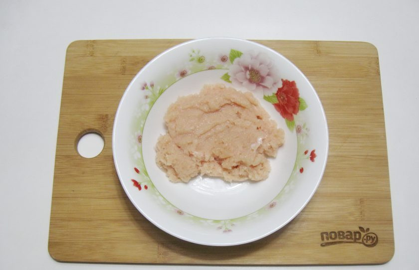 1. Этап. Перцы фаршированные курицей в духовке: Куриное филе помойте и пропустите через мясорубку или измельчите блендером.