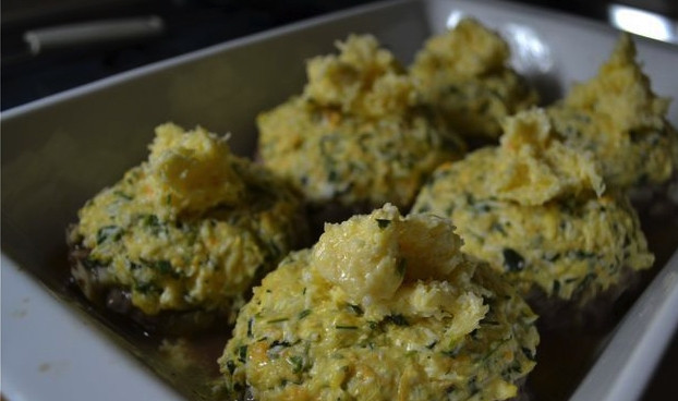 1. Этап. Котлеты под шубой: Духовку рахогрейте до 200 градусов и поставьте туда котлетки на 25 минут. Затем вынимете их и наверх выложите отсавшийся сыр, перемешанный с раздавленным чесноком. Поставьте в духовку ещё на 15 минут и запеките до румяной корочки.