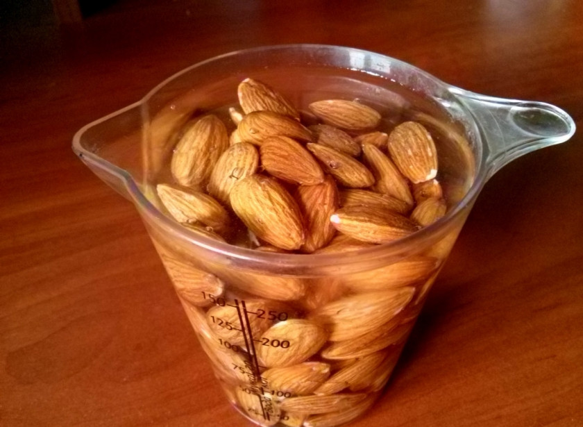 1. Этап. Домашнее миндальное молоко: 1. Замочите сырой миндаль в воде в чаше минимум на 6 часов (можно и на ночь), затем слейте воду.