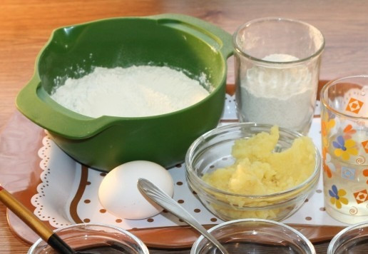 1. Этап. Хлеб на картофельном отваре: 1. Подготовить необходимые ингредиенты. Картошку заранее очистить и отварить (2 средних клубня). Но не забудьте сохранить картофельный отвар 100 мл. Картофель измельчить и превратить в пюре.