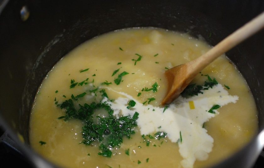1. Этап. Картофельно-луковый суп: 11. Добавьте сливки и варите еще 5 минут, промойте петрушку, порежьте и добавьте ее в суп.