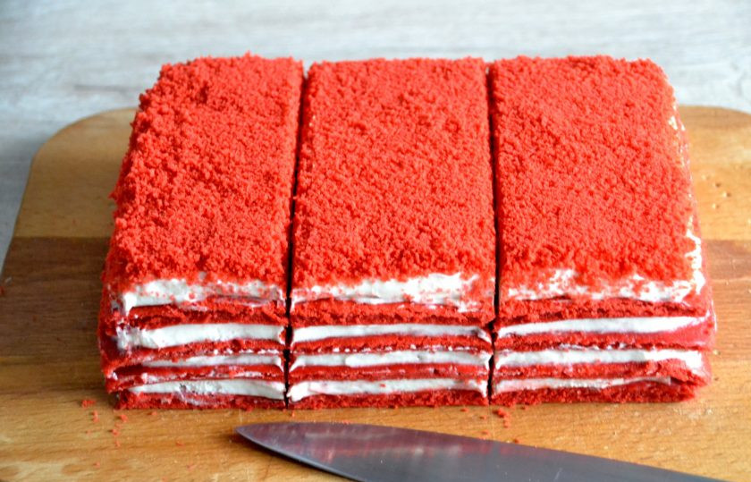 1. Этап. Пирожное Красное и белое: Острым ножом нарежьте на порционные кусочки того размера, который нравится. Каждый раз после произведенного разреза протирайте нож салфеткой, разрез должен быть ровным и чистым.