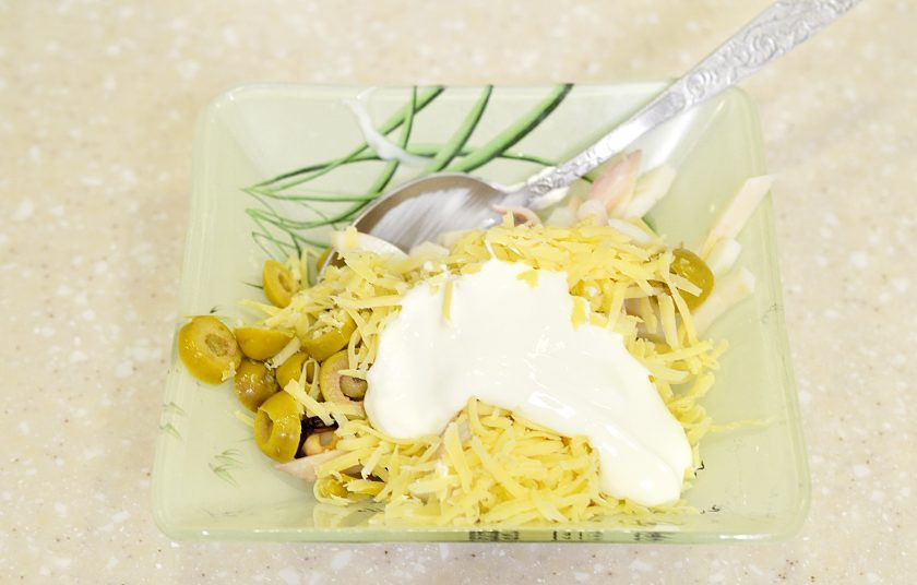 1. Этап. Салат из кальмаров и мидий: Перемешайте. Заправьте салат сметаной.