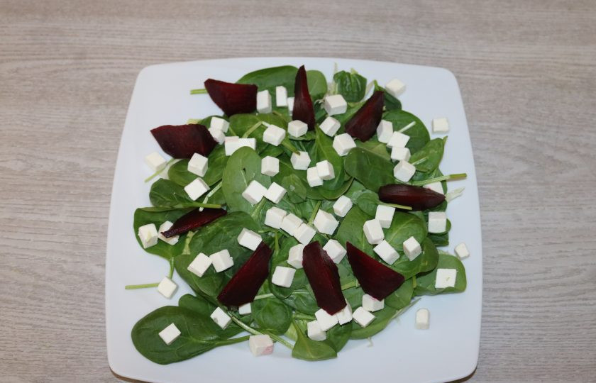 1. Этап. Зелёный салат со свеклой: Далее выложите нарезанную свеклу.