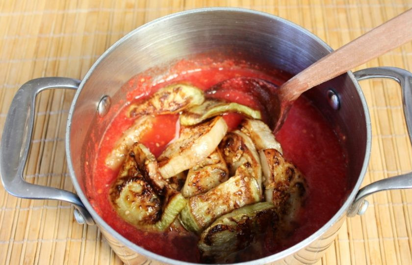 1. Этап. Жареные баклажаны в томатном соусе на зиму: Жареные баклажаны кладем в томатный соус.