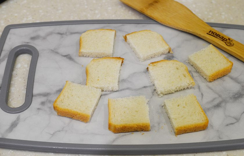 1. Этап. Закуска Свинки: 1. Ломтики тостового хлеба разрежьте на 4 части для небольших бутербродов.