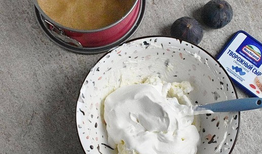 1. Этап. Чизкейк с инжиром и кокосом: 3. Добавьте взбитые до крепких пиков сливки и перемешайте лопаткой.