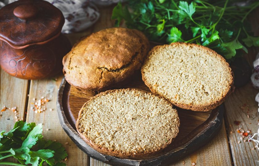 1. Этап. Ржаной бездрожжевой хлеб на кефире: Готовый ржаной хлеб полностью охладите и подавайте к столу.