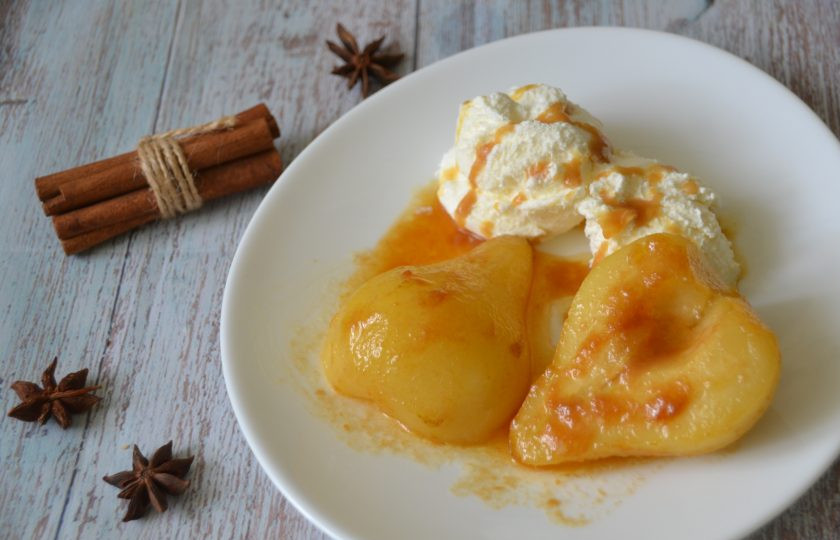 1. Этап. Карамелизированная груша: Остудите грушу до комнатной температуры, подавайте с мороженым, полив карамелью, это очень вкусно! Советую приготовить!