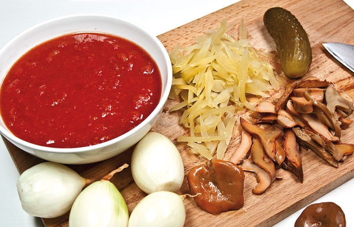 1. Этап. Солянка в казане: 2. Очистите луковицы, измельчите огурчики и грибочки. Свежие помидоры измельчите в блендере или на терке. Также использовать в классический рецепт солянки в казане можно томатный соус.