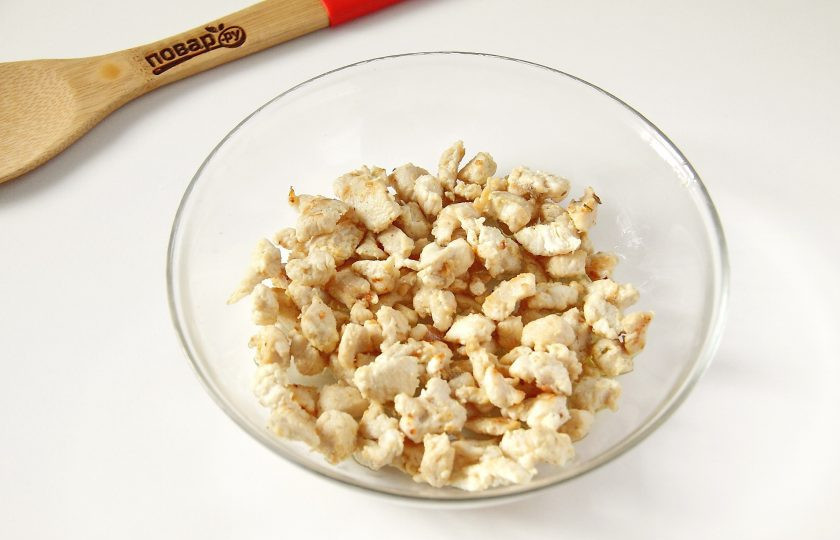 1. Этап. Запеченные тарталетки с курицей: Куриное филе мелко нарежьте, добавьте соль, специи по вкусу, можно добавить так же немного сока лимона, все перемешайте и обжарьте на сковороде до готовности. Переложите обжаренное филе в глубокую тарелку.