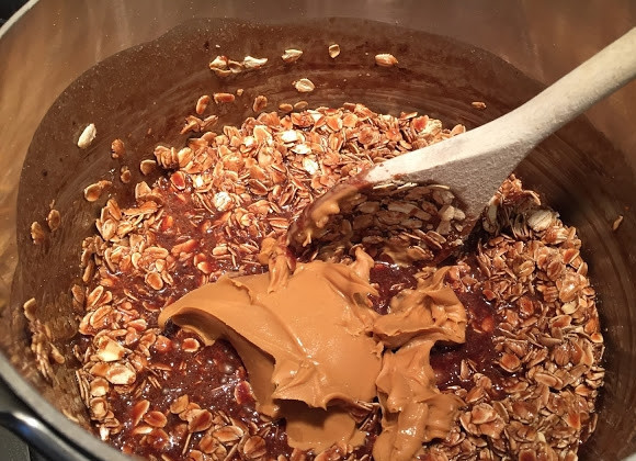 1. Этап. Печенье овсяное без выпечки: 4. Добавьте арахисовую пасту или сгущенку.