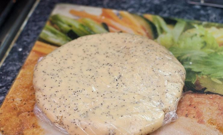 1. Этап. Торт из красной смородины: Заворачиваем тесто в пленку - и в холодильник на 20 минут.