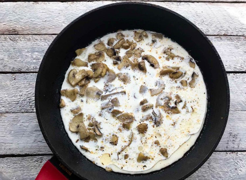 1. Этап. Булгур в сливочном соусе: К грибам влейте сливки и доведите все до кипения.