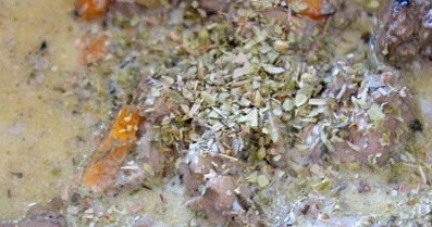 1. Этап. Печень куриная с молоком: Добавляем к печени соль и специи, хорошенько все перемешиваем и тушим еще несколько минут.