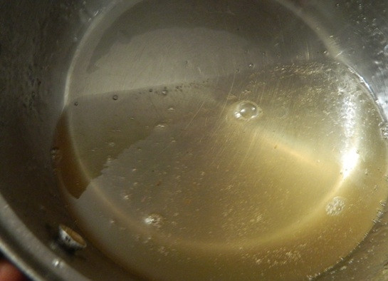 1. Этап. Ленивая пахлава из лаваша: 10. Ставим на большой огонь и варим до загустения (минут 15). Затем добавляем сок половины лимона и варим на среднем огне минут 5.