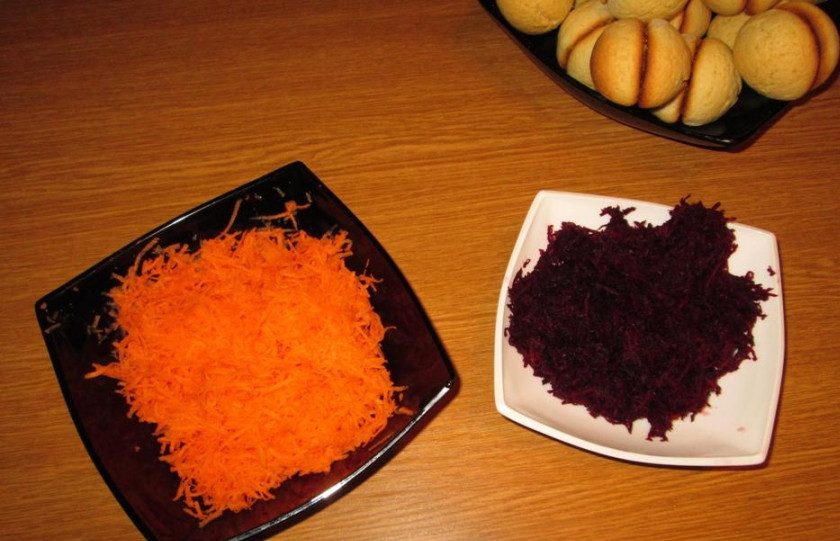 1. Этап. Печенье Персики: 9. Берем морковь и свеклу, натираем на крупной терке, после чего выдавливаем полученный сок на блюдце через марлю.