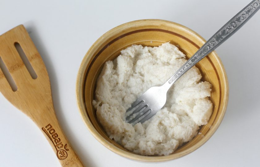 1. Этап. Котлеты из говяжьего фарша в духовке: С хлеба срежьте корки, раскрошите мякоть руками и замочите в молоке. Я дополнительно разминаю хлеб вилкой.