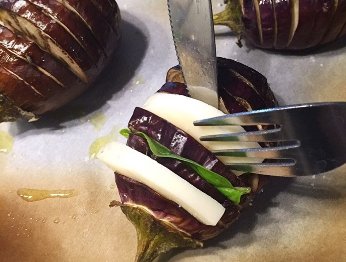 1. Этап. Капрезе из баклажанов: 4. В каждую щелочку баклажана положите ломтик сыра и листочек базилика.