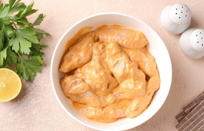 1. Этап. Крылышки с яблоками в духовке: Хорошо перемешайте и оставьте мариноваться минимум на 30 минут. Можно оставить на ночь.