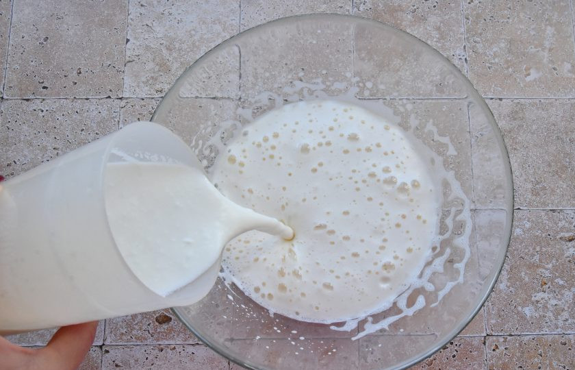 1. Этап. Дутые оладьи: Влейте теплый кефир и еще раз взбейте смесь миксером в течение 2-3 секунд.