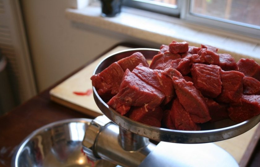 1. Этап. Мясной фарш: 2. Нарежьте мясо небольшими кусочками, чтобы они помещались в чашу мясорубки.