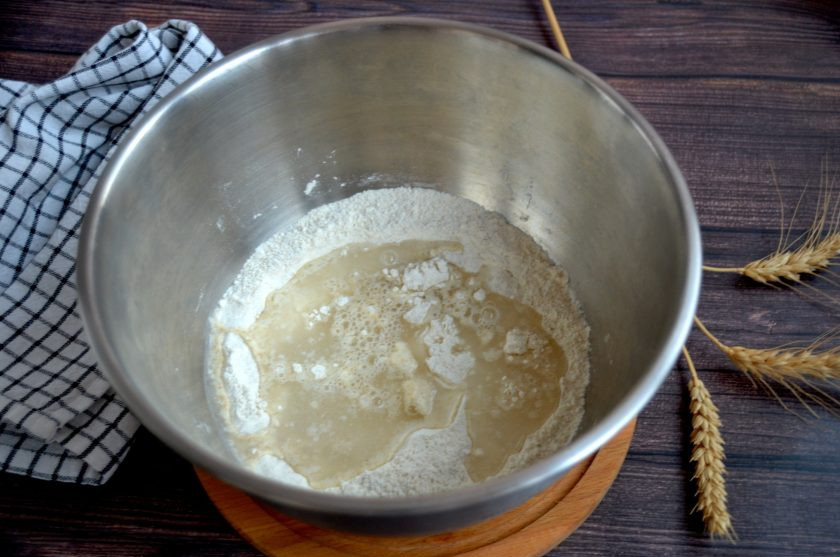 1. Этап. Багет ржаной: Влейте 150 грамм воды, замесите тесто для аутолиза.