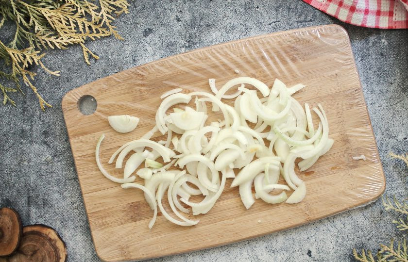 1. Этап. Шашлык из свиной корейки по-армянски: Репчатый лук порежьте полукольцами.