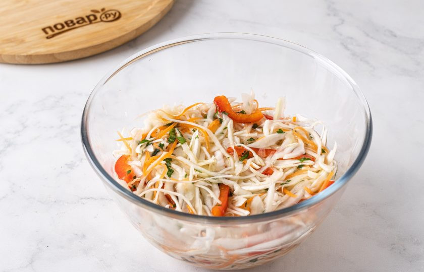 1. Этап. Маринованная капуста с красным перцем: Примните, чтобы маринад полностью ее покрывал, поставьте сверху груз. Уберите в холодильник на 12 часов мариноваться.