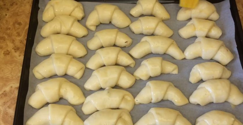 1. Этап. Рогалики с шоколадной начинкой: Оставьте рогалики при комнатной температуре на 60 минут. Смажьте тесто взболтанным с водой яйцом и отправьте в разогретую до 200 градусов духовку на 20-25 минут. Остудите рогалики на противне. Приятного аппетита!