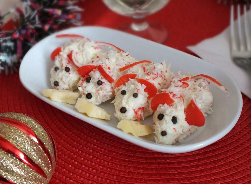 1. Этап. Закуска новогодняя Мышки с крабовыми палочками: Закуску можно подавать сразу же после приготовления. Приятного аппетита и отличного праздника!