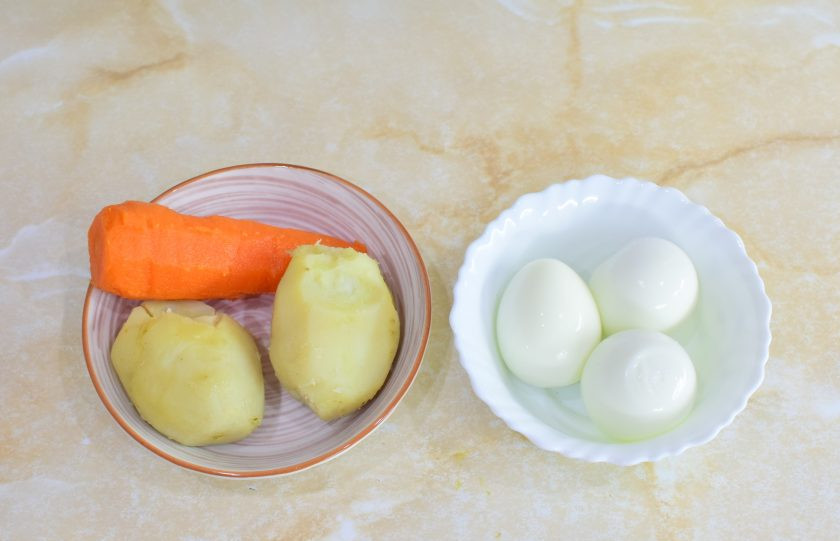 1. Этап. Салат Мимоза с копчёной скумбрией: Очистите отварной картофель и морковь от кожуры. Очистите яйца от скорлупы.