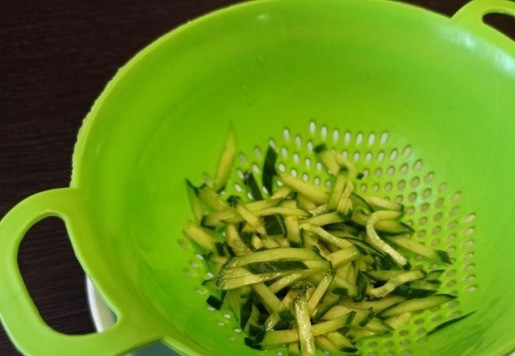 1. Этап. Салат Дыхание дракона: Свежий огурец нарезать соломкой, добавить по щепотке сахара и соли, оставить в дуршлаге на 10-15 минут, чтобы стекал сок. Перед использованием немного отжать. У меня половина длинноплодного огурца.