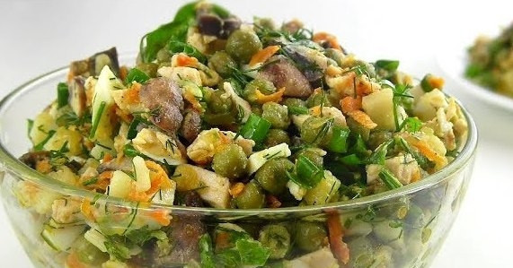 1. Этап. Салат с курицей и грибами Осень: 3. Зелень порубите. Смешайте все ингредиенты, добавьте растительное масло, перец и соль по вкусу. Перемешайте. Приятного аппетита!