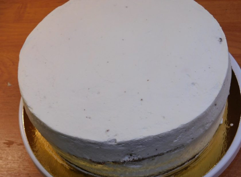 1. Этап. Торт Воздушный поцелуй: Пропитайте коржи любым сиропом и прослоите кремом. Соберите торт и уберите в холодильник на несколько часов для застывания.