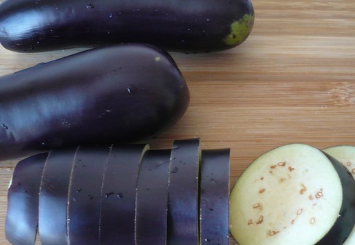 1. Этап. Сэндвичи с плавленым сыром и баклажанами: Тщательно помойте баклажаны, отрезав плодоножку, нарежьте баклажаны кружочками. Посыпьте ломтики баклажанов солью и оставьте на 15 минут.