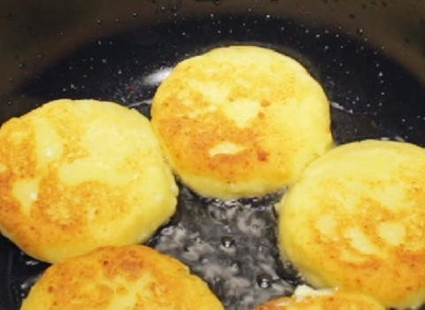 1. Этап. Сырники с адыгейским сыром: Обжариваем сырники на растительном масле на среднем огне.