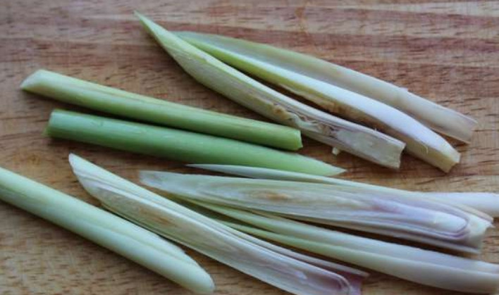 1. Этап. Суп Том ям с кокосовым молоком: Подготовьте все ингредиенты, которые вам понадобятся в процессе. Стебли лемонграсса нарезаем тонкими полосками.