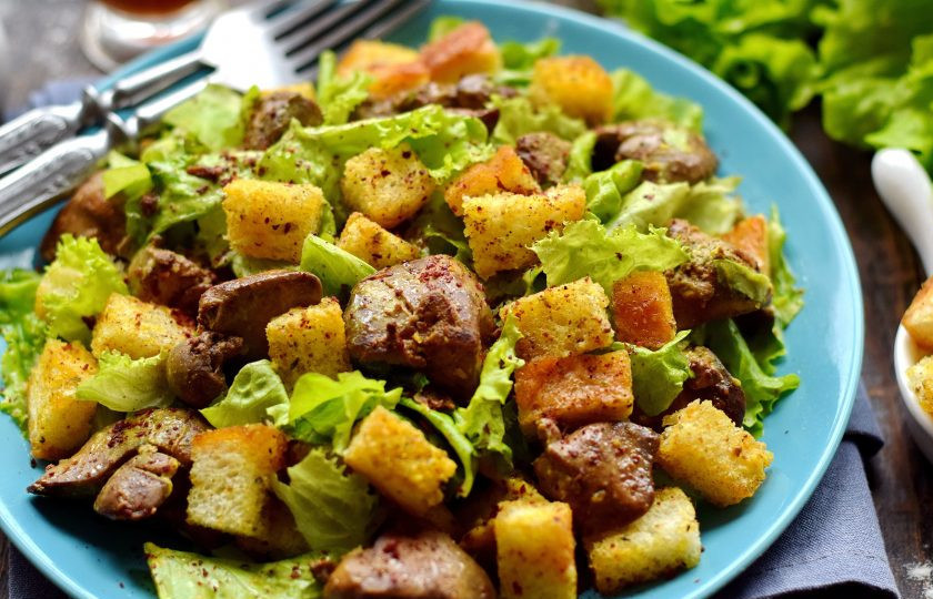 1. Этап. Салат с печенью и сухариками: Приятного аппетита!