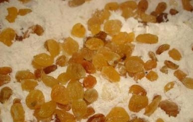 1. Этап. Венское тесто для куличей: И добавляем изюм. Его заранее необходимо замочить, а затем обсушить.