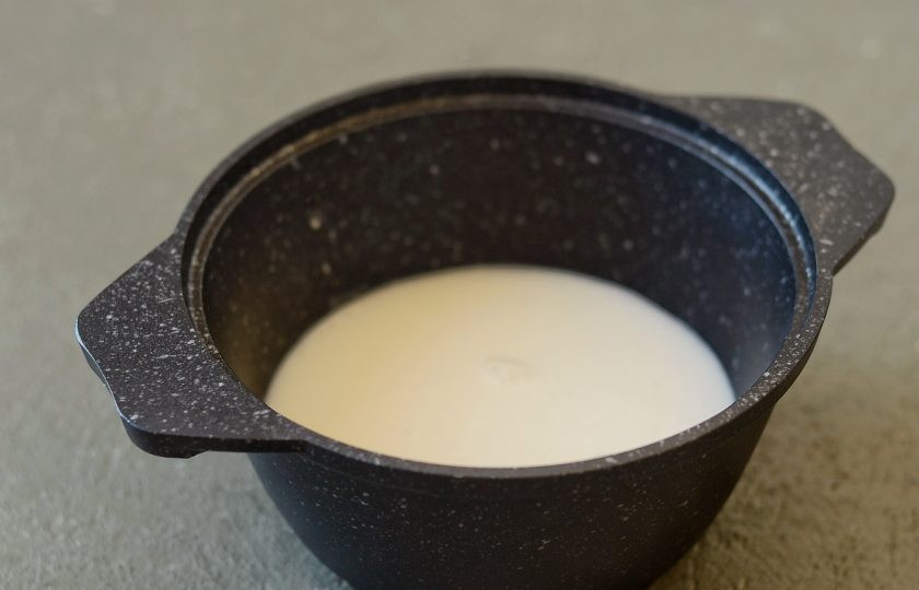 1. Этап. Холодный морковный суп: Вскипятите воду, влейте сливки.